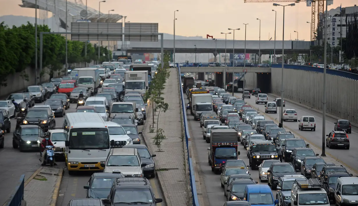 Kondisi lalu lintas kendaraan di Beirut, Lebanon, 30 November 2020. Menteri Kesehatan Lebanon Hamad Hassan pada Minggu (29/11) mengumumkan bahwa kebijakan karantina wilayah (lockdown) akan dicabut secara bertahap mulai Senin (30/11). (Xinhua/Bilal Jawich)