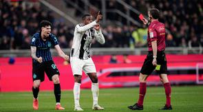 Pierre Kalulu dari Juventus bereaksi setelah mendapat kartu merah selama pertandingan Serie A antara Inter Milan dan Juventus, Minggu (15-2-2026) dini hari WIB di Milan, Italia. (Marco Alpozzi/LaPresse via AP)