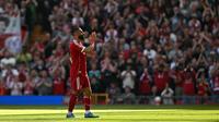 Penyerang Liverpool, Mohamed Salah, memberikan tepuk tangan kepada para suporter saat meninggalkan lapangan dalam kondisi cedera pada pertandingan Premier League Inggris antara Liverpool melawan Crystal Palace di Stadion Anfield, Liverpool, Inggris barat laut, pada 25 April 2026. (Paul ELLIS / AFP)