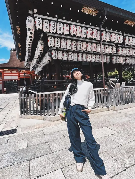 Penampilan pelantu Perahu Kertas selama di negeri Sakura juga tak lepas dair perhatian netizen. Dirinya tampak memakai busana kasual namun tetap stylish. (Liputan6.com/IG/@maudyayunda)