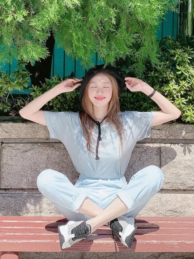 Kaos Oblong Andalan Lee Sung Kyung, Tetap Cantik dan Gak Ribet
