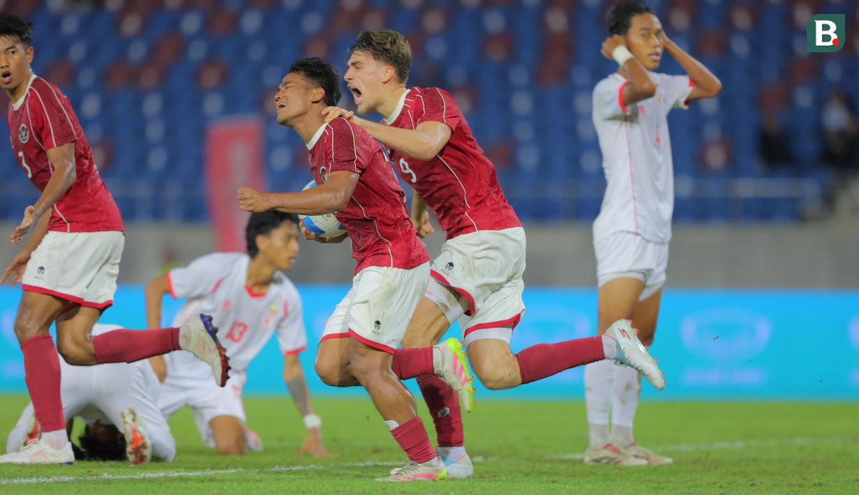 Pemain Timnas Indonesia U-22, Toni Firmansyah (kanan) dan Mauro Ziljstra melakukan selebrasi usai mencetak gol ke gawang Myanmar U-22 pada pertandingan SEA Games 2025 di 700th Anniversary Stadium, Chiang Mai, Jumat (12/12/2025). (Bola.com/Bagaskara Lazuardi)