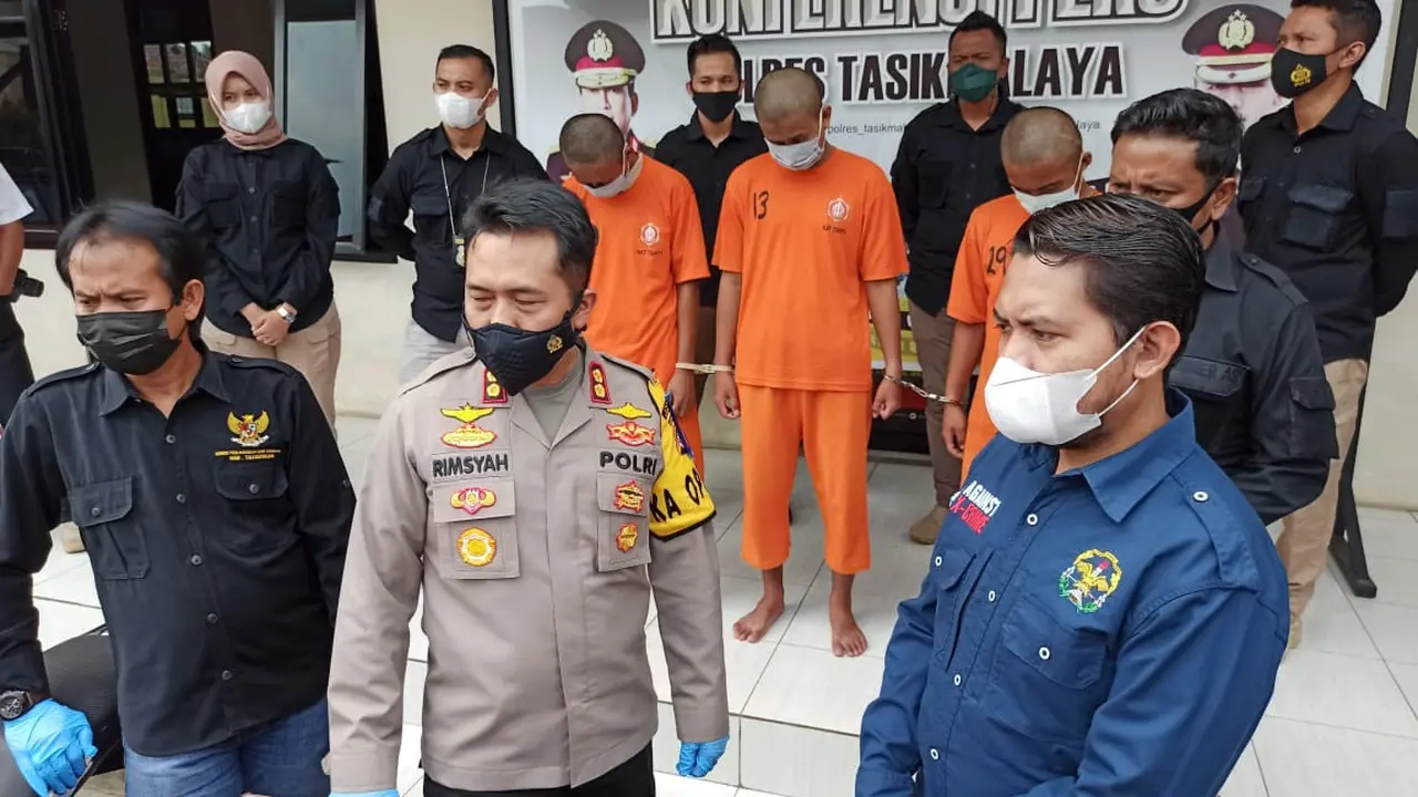 Kapolres Tasikmalaya AKBP Rimsyahtono menunjukan para pelaku curanmor AS dan RJA (27) serta FS (25), dua rekannya yang berasal dari Garut, Jawa Barat.
