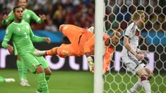 Pada laga babak 16 besar Piala Dunia 2014 antara Aljazair melawan Jerman di Beira-Rio Stadium, Brasil (30/6/2014) yang bertepatan dengan bulan Ramadan, para pemain Aljazair tampil bagus meski sedang menjalani ibadah puasa. (AFP/Kirill Kudryavtsev)