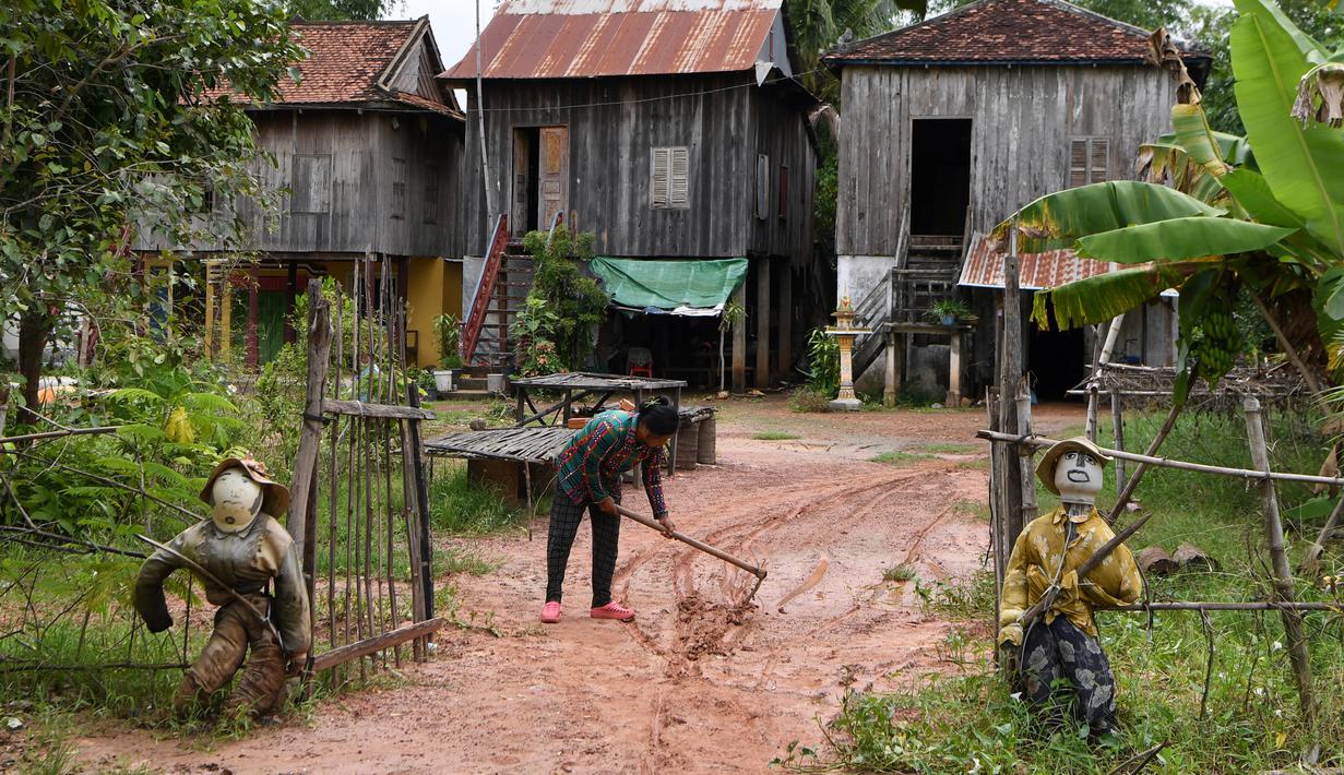 FOTO: Ting Mong, Orang-orangan Sawah Penangkal COVID-19 di ...
