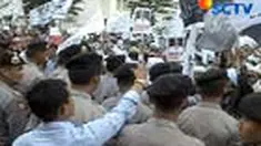 Seribuan orang dari Forum Umat Islam dan Front Antipermurtadaan menyerbu Kantor Pemkot Bekasi. Mereka memprotes adanya penistaan agama. 
