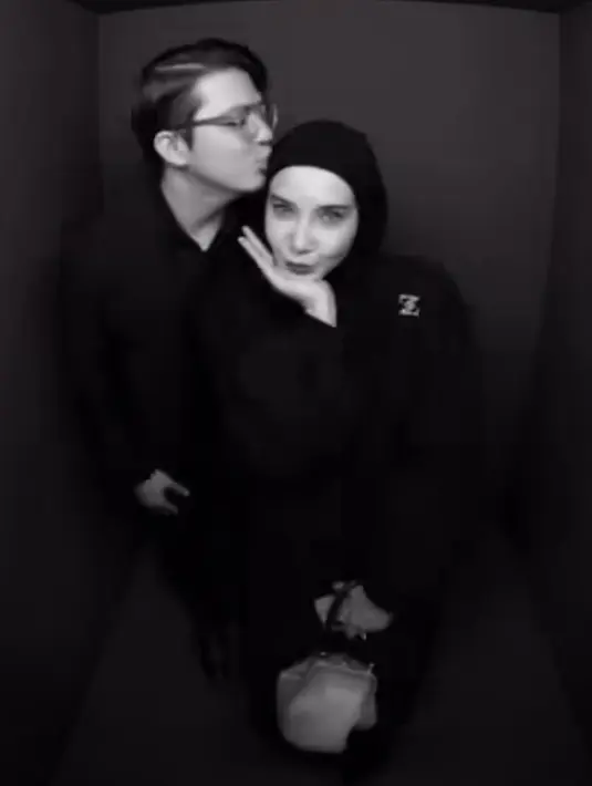 Zaskia Sungkar mengenakan kerudung dengan bros huruf Z dipadukan dress hitam polos. Sambil membawa handbagnya. [@zaskiasungkar15]