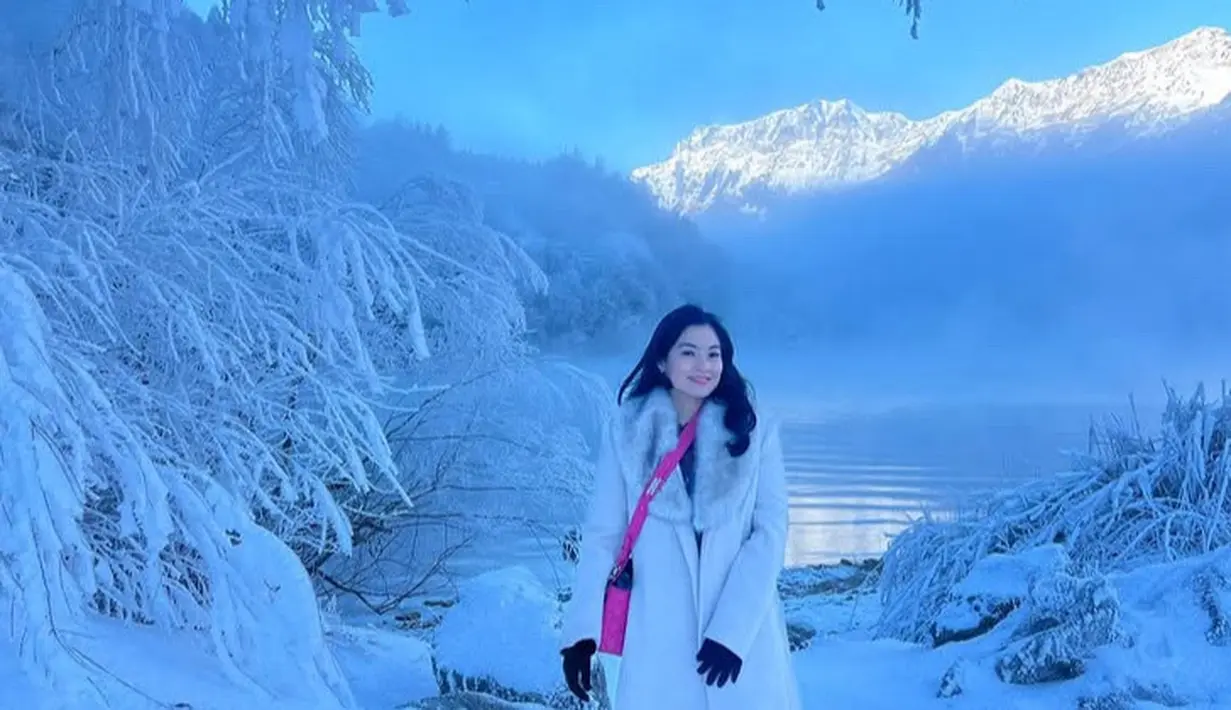 Titi Kamal memilih liburan ke Swiss bersama suami dan dua anaknya. Menikmati salju du Swiss, Titi pun mengenakan long coat putih berbulu pada bagian leher dipadukan inner hitam serasi dengan sepatu dari North Face. Dan membawa sling bag Dior fuchsia. [@titi_kamall]