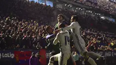 Selebrasi para pemain Real Madrid saat  Isco mencetak gol ke gawang Osasuna pada lanjutan La Liga di El Sadar stadium, Pamplona, (11/2/2017).  Real Madrid menang 3-0. (AP/Alvaro Barrientos)