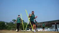 Pemain asal Uzbekistan, Artyom Filiposyan, dalam sesi latihan Persikabo Bogor. (Bola.com/Permana Kusumadijaya)