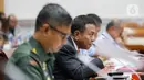Wakil Menteri Pertahanan (Wamenhan) Letjen TNI Muhamad Herindra bersama jajaran beserta KASAD, KASAU dan KASAL mengikuti rapat kerja dengan Komisi I DPR RI di Kompleks Parlemen Senayan, Jakarta, Rabu (7/6/2023). (Liputan6.com/Faizal Fanani)