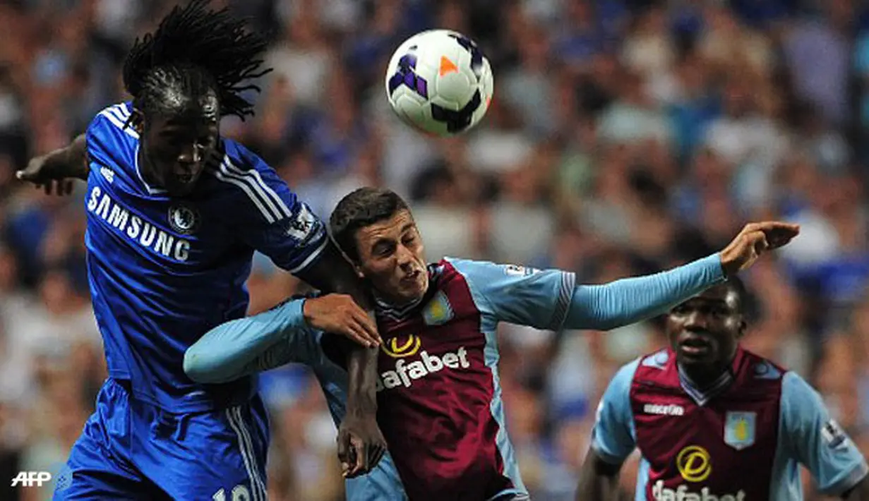 Duel perebutan bola antara Romelu Lukaku dengan Matthew Lowton pada pertandingan Liga Inggris antara Chelsea melawan Aston Villa di Stadion Stamford Bridge, London Rabu 21 Agustus 2013. (AFP/Carl Court)