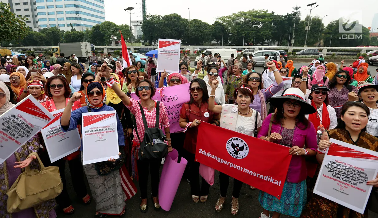 Massa dari Perempuan Peduli Indonesia menggelar aksi mendukung pengesahan Perppu Ormas di depan Gedung DPR RI, Jakarta, Kamis (27/7). Dalam aksinya, para ibu itu mendesak pemerintah untuk merealisasikan Perppu No 2 Tahun 2017. (Liputan6.com/Johan Tallo)
