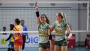 Pemain Bandung BJB Tandamata, Shella Bernadetha Onan (kanan) dan Yeliz Basa melakukan selebrasi usai mencetak poin saat laga lanjutan Proliga 2022 melawan Jakarta Elektrik PLN di Padepokan Voli Jenderal Polisi Kunarto, Sentul, Jumat (21/01/2022). (Bola.com/Bagaskara Lazuardi)
