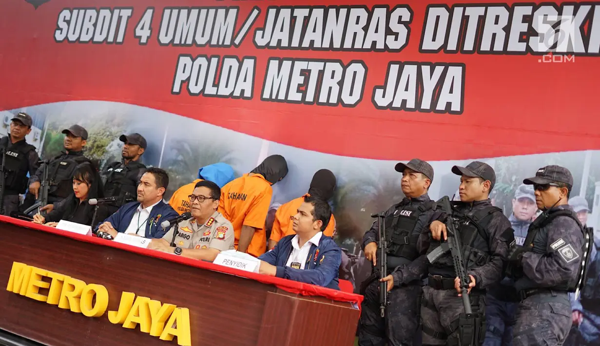 Kabid Humas Polda Metro Jaya Kombes Pol Argo Yuwono (tengah) menyampaikan keterangan terkait kasus istri bunuh dan bakar suami serta anak tiri di Polda Metro Jaya, Jakarta, Senin (2/9/2019). Polisi menyita barang bukti mobil, sepeda motor, korek api, dan obat tidur. (Liputan6.com/Immanuel Antonius)