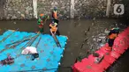 Petugas membuat jebakan sampah di Kali Pancoran, Jakarta, Kamis (12/11/2020). Jebakan sampah tersebut dibuat guna memermudah petugas saat membersihkan kali, terutama saat musim hujan. (Liputan6.com/Immanuel Antonius)