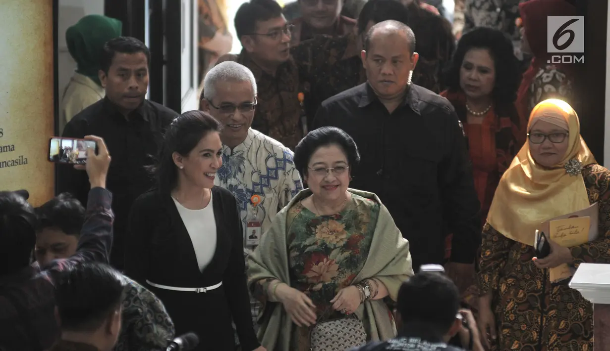 Ketua Dewan Pengarah BPIP Megawati Soekarnoputri disambut Duta Arsip Nasional PDIP Rieke Diah Pitaloka saat tiba menghadiri Peringatan 73 Tahun Lahirnya Pancasila di Museum Filateli, Jakarta, Kamis (31/5). (Merdeka.com/Iqbal S. Nugroho)