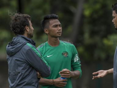 Pelatih Timnas Indonesia, Luis Milla, berdiskusi dengan pemainnya, Bagas Adi, usai latihan di Lapangan ABC Senayan, Jakarta, Jumat (19/1/2018). Pemusatan latihan ini dilakukan jelang Asian Games 2018. (Bola.com/Vitalis Yogi Trisna)