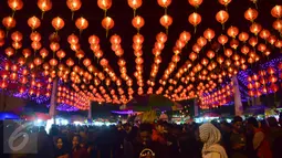 Lampion-lampion terpasang di kawasan Pasar Gedhe Surakarta membuat suasana malam Imlek semakin meriah di Surakarta, Sabtu (28/01). Grebeg Soediro adalah  tradisi  tahunan alkuturasi  budaya  Jawa dan  Cina. (Liputan6.com/Gholib)  