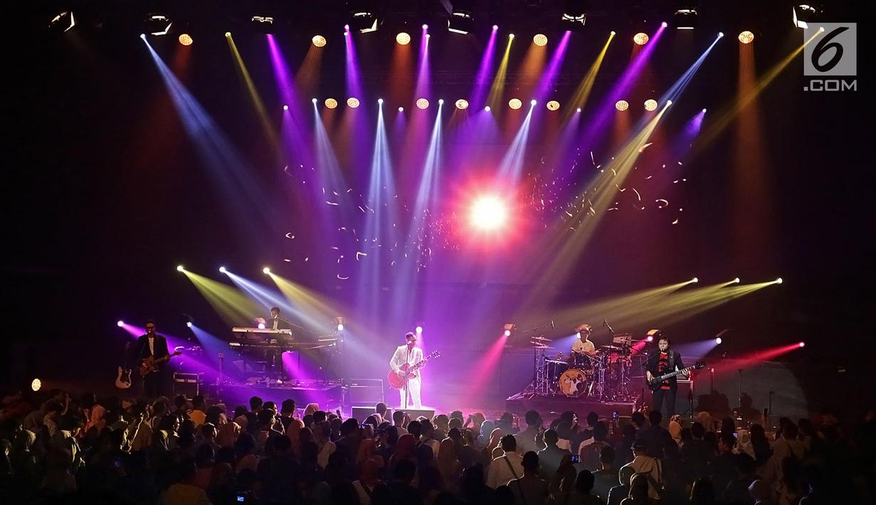 Grup band Jikustik menghibur penggemarnya saat menggelar ‘Konser Jikustik Reunian’ di Balai Sarbini, Jakarta, Jumat (19/7/2019) malam. Grup band asal Yogyakarta ini membawakan lagu-lagu hit yang mengantarkan mereka ke jalur popularitas. (Fimela.com/Bambang E. Ros)