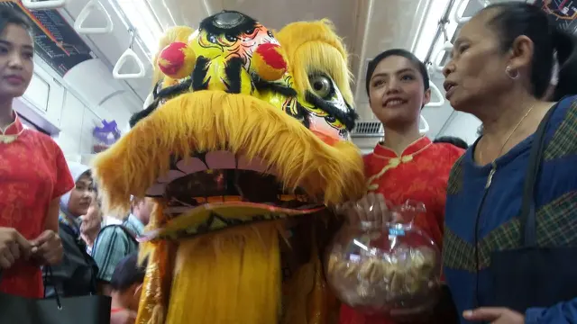 Meriahkan Imlek, Commuter Line Bagi-Bagi Angpao (Liputan6.com/Achmad Sudarno)