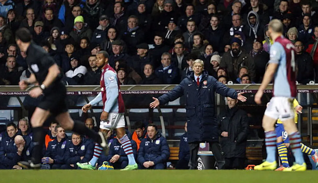 Pelatih Arsenal Arsene Wenger memberikan arahan kepada pemain Arsenal saat laga pertandingan sepak bola Liga Utama Inggris antara Aston Villa melawan Arsenal di Villa Park, Birmingham, pada (13/01/14) waktu setempat. (Foto: AFP/Adrian Dennis)