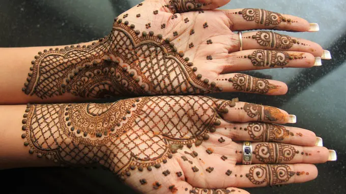 Tutorial Membuat Mehndi yang Buat Tanganmu Indah