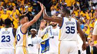 Bintang Golden State Warriors, Stephen Curry (kiri) dan Kevin Durant, melakukan selebrasi setelah mengalahkan Cleveland Cavaliers pada Gim 1 Final NBA 2017 di Oakland, Jumat (2/6/2017) WIB. (NBA)