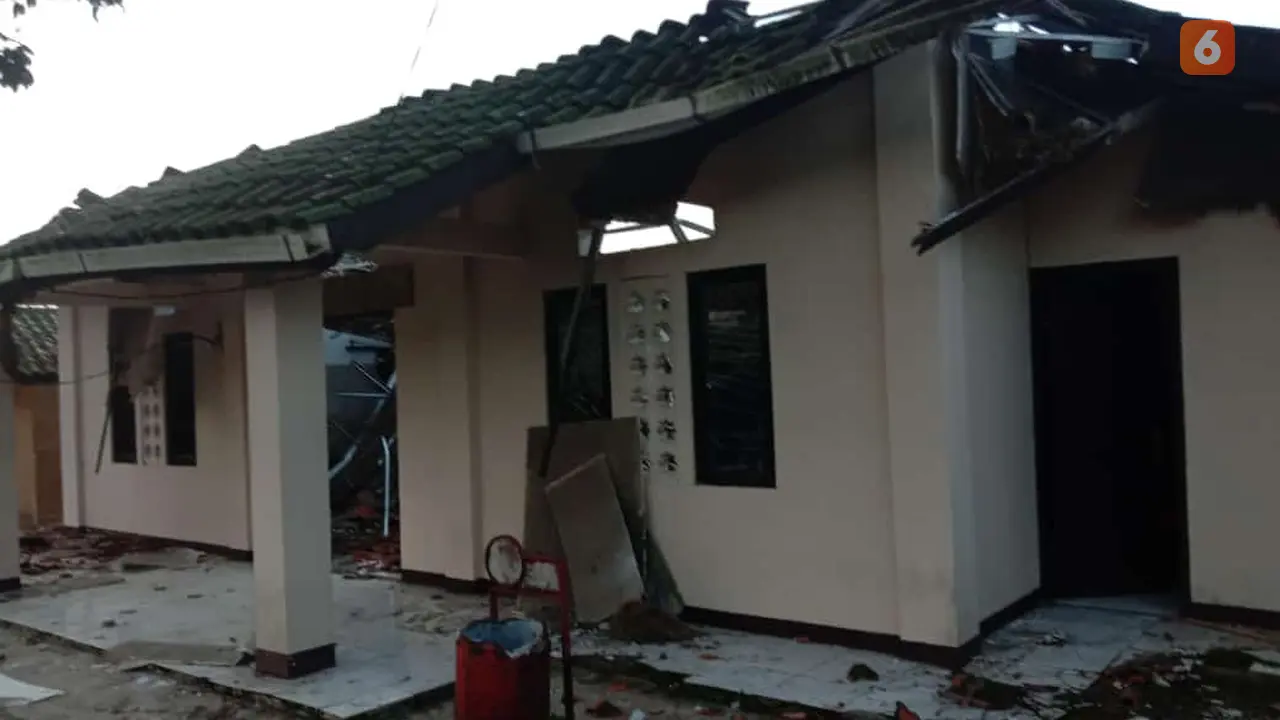 Masjid Al-Arsy di Kampung/Desa Cibatu, Kecamatan Cikembar Kabupaten Sukabumi ambruk timpa dua jemaah usai salat subuh, Rabu (5/3/2025). (Liputan6.com/Istimewa).
