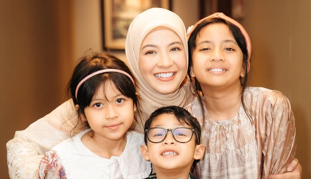 Keluarga, sahabat hingga buah hatinya hadir untuk memberikan apresiasi, kebahagiaan terpancar jelas di wajah Natasha Rizky. Momen ketika Natasha Rizky memeluk buah hatinya ini penuh kehangatan. Megumi dan Miskha tampil manis dengan dress, sementara Miguel tampil dengan kemeja kotak-kotak. Tak lupa pakai kacamata, Megumi anak bungsu Natasha Rizky makin keren. (Liputan6.com/IG/@natasharizkynew)