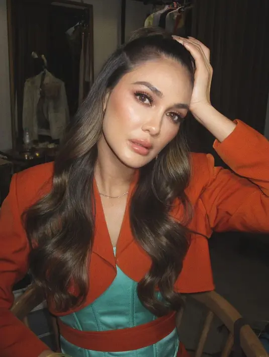 Penampilan berani dan flawless Luna Maya dengan warna merah. Ia memadukan potret close up makeupnya yang luar biasa cantik dengan outfit bernuansa merah; cropped blazer merah, dipadu corset hijau. [Foto: Instagram/lunamaya]