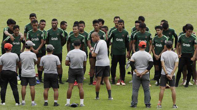 Asisten pelatih Timnas Indonesia U-22, Nova Arianto, memberikan arahan saat latihan. (Bola.com/Yoppy Renato)