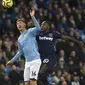 Bek Manchester City, Aymeric Laporte berebut bola dengan gelandang West Ham, Michail Antonio pada pertandingan lanjutan Liga Inggris di stadion Etihad di Manchester, Inggris, Rabu (19/2/2020). City menang atas West Ham 2-0. (AP Photo/Rui Vieira)