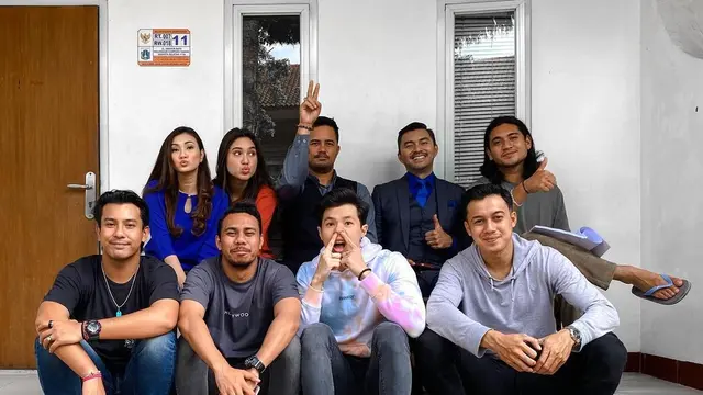Terlihat Seumuran, Ini 6 Potret Anjasmara Bareng Pemain Love Story The Series