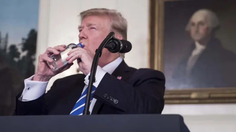 Momen Donald Trump Minum Air