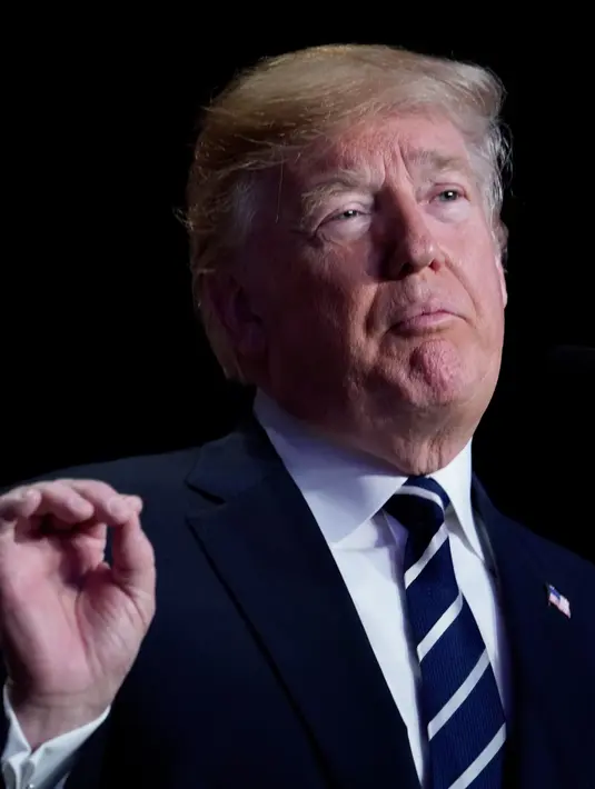 Ekspresi Presiden AS Donald Trump saat memberikan pidato dalam acara National Prayer Breakfast atau Sarapan Doa Nasional di sebuah hotel di Washington DC (8/2). (AFP Photo/Mandel Ngan)