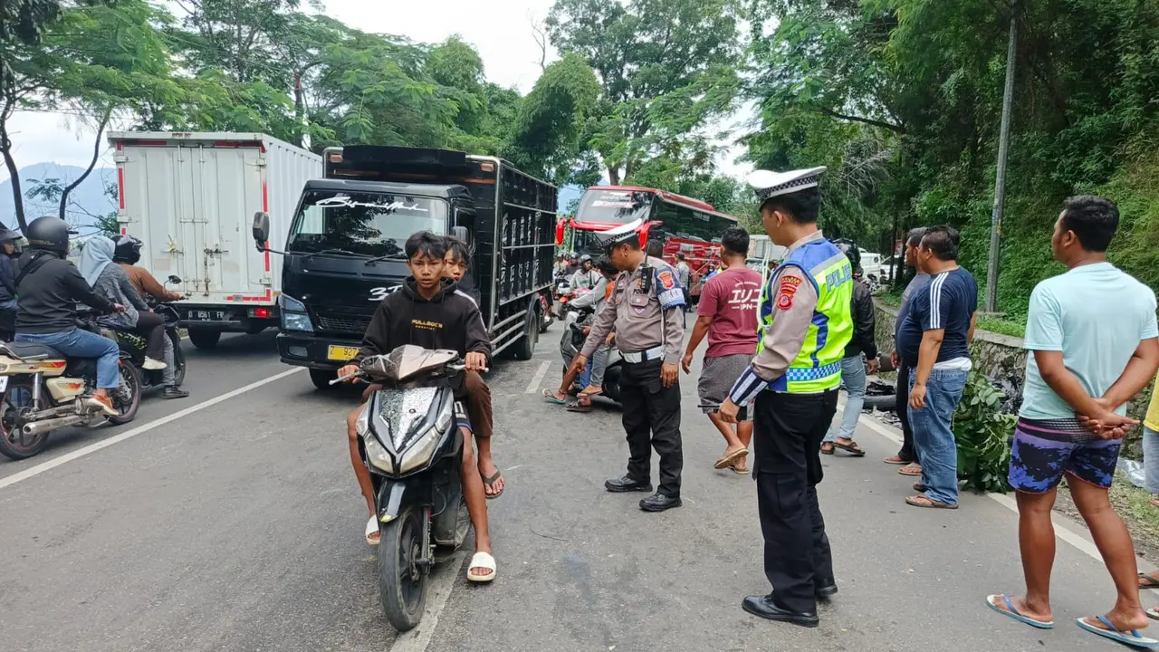 Tabrakan beruntun mewarnai perayaan pertama libur panjang isra mikraj dan imlek 2025 di jalur Tarogong-Leles, tepatnya di turunan Tutugan Kampung Leweungtiis, Desa Haruman, Kecamatan Leles, Kabupaten Garut, Jawa Barat, Sabtu (25/1/2025). (Liputan6.com)