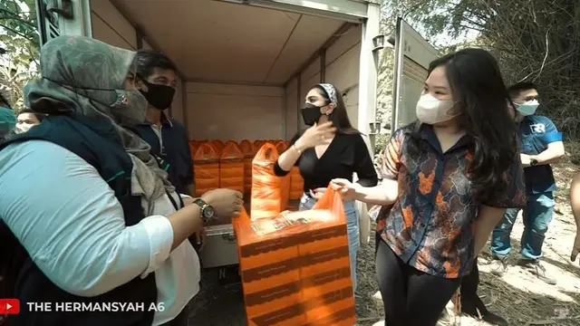 7 Potret Anang Hermansyah dan Ashanty Bantu Bedah Rumah di Mojokerto, Bikin Salut
