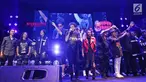 Para musisi legendaris menyapa penonton saat konser supergroup di Jakarta, Selasa (21/11). Konser supergroup menghadirkan lima band ternama tanah air, yakni God Bless, Krakatau, Sheila On 7, Gigi, dan Kahitna. (Liputan6.com/Herman Zakharia)