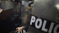Seorang demonstran bentrok dengan polisi anti huru-hara selama demonstrasi anti pemerintah di Lima, Peru pada 21 September 2025. (ERNESTO BENAVIDES/AFP)