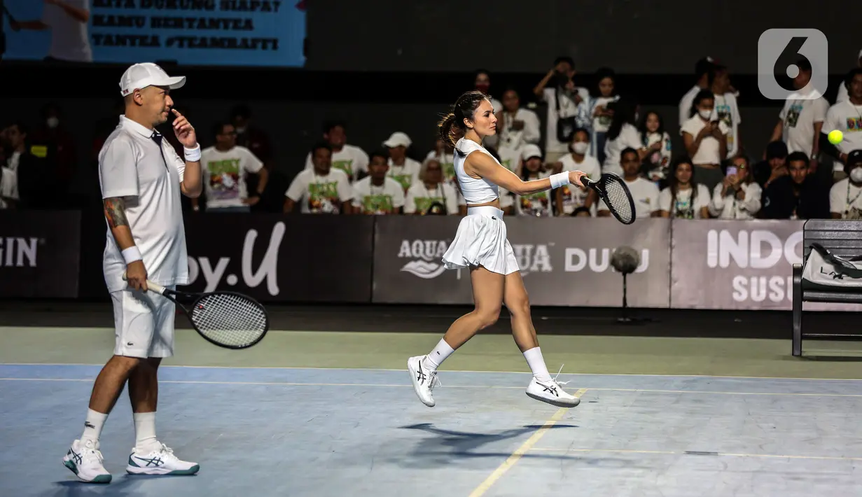 Pasangan ganda campuran Gading Marten/Wulan Guritno saat melawan Dion Wiyoko/Enzy Storia pada pertandingan pembuka Tiba Tiba Tenis di Tennis Indoor Senayan, Jakarta, Sabtu (12/11/2022). Pasangan Dion Wiyoko/Enzy Storia berhasil mengalahkan Gading Marten/Wulan Guritno dua set langsung dengan skor meyakinkan, 6-2 dan 6-3. (Liputan6.com/Johan Tallo)