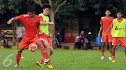 Gelandang Persija, Hong Soon Hak (kedua kiri) berusaha merebut bola saat latihan di Lapangan Yon Zikon 14, Jakarta, Senin (11/7/2016). Latihan ini persiapan melakoni laga melawan Persib pada Sabtu (16/7). (Liputan6.com/Helmi Fithriansyah)