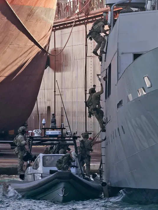 Pasukan khusus Angkatan Laut Siprus dan US Navy SEAL mengambil bagian dalam latihan penyelamatan bersama Amerika Serikat-Siprus di Pelabuhan Limassol, Siprus, Jumat (10/9/2021). (IAKOVOS HATZISTAVROU/AFP)
