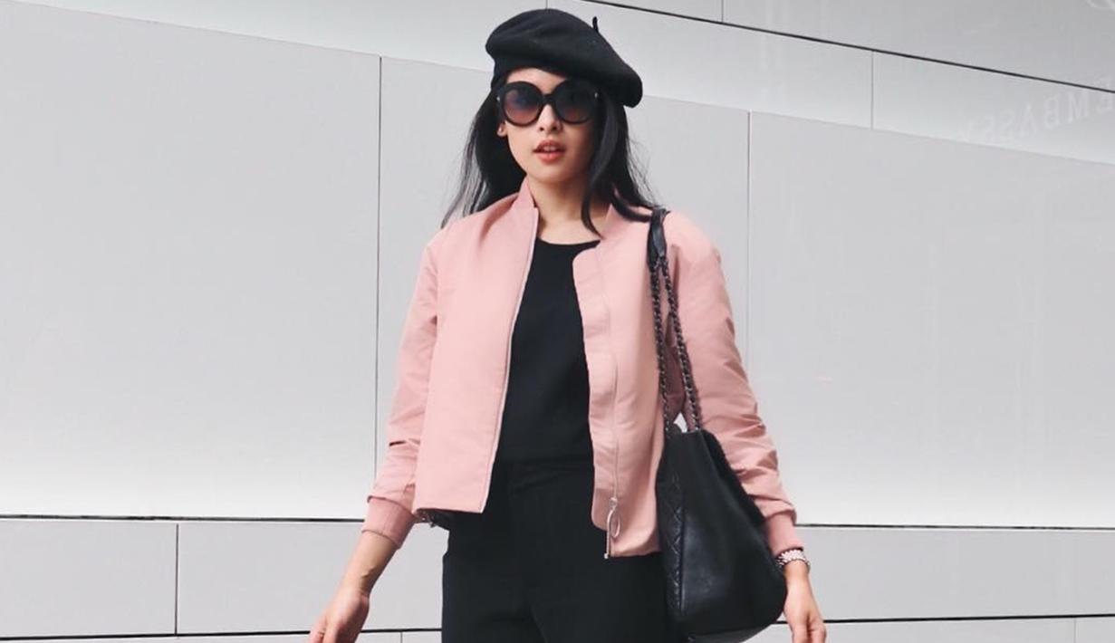 Diberbagai kesempatan, Maudy cantik tampil dengan topi. Seperti dengan busana simpel kaos hitam dan celana senada. Ditutupi blazer pink, Maudy makin cantik dengan topi baret dan kacamata hitam.(Liputan6.com/IG/@maudyayunda)