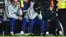 Manajer Chelsea, Maurizio Sarri (kanan) tertuduk saat laga melawan Bournemouth pada lanjutan pekan ke-24 Premier League 2018-2019 di Bournemouth, Inggris, Rabu (30/1). Chelsea kalah 4-0. (Glyn KIRK/AFP)