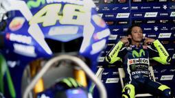 Pebalap Movistar Yamaha, Valentino Rossi, beristirahat di sela-sela tes MotoGP di Sirkuit Sepang, Malaysia, (1/2/2016). (AFP/Manan Vatsyayana)