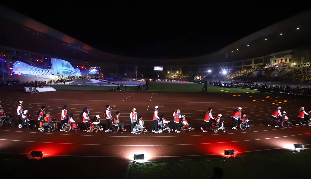 Kontingen DK Jakarta mengikuti pawai atlet saat Upacara Penutupan Pekan Paralimpiade Nasional XVII di Stadion Manahan, Solo, Jawa Tengah, Minggu (13/10/2024). (PB PEPARNAS XVII/Agoes Rudianto)