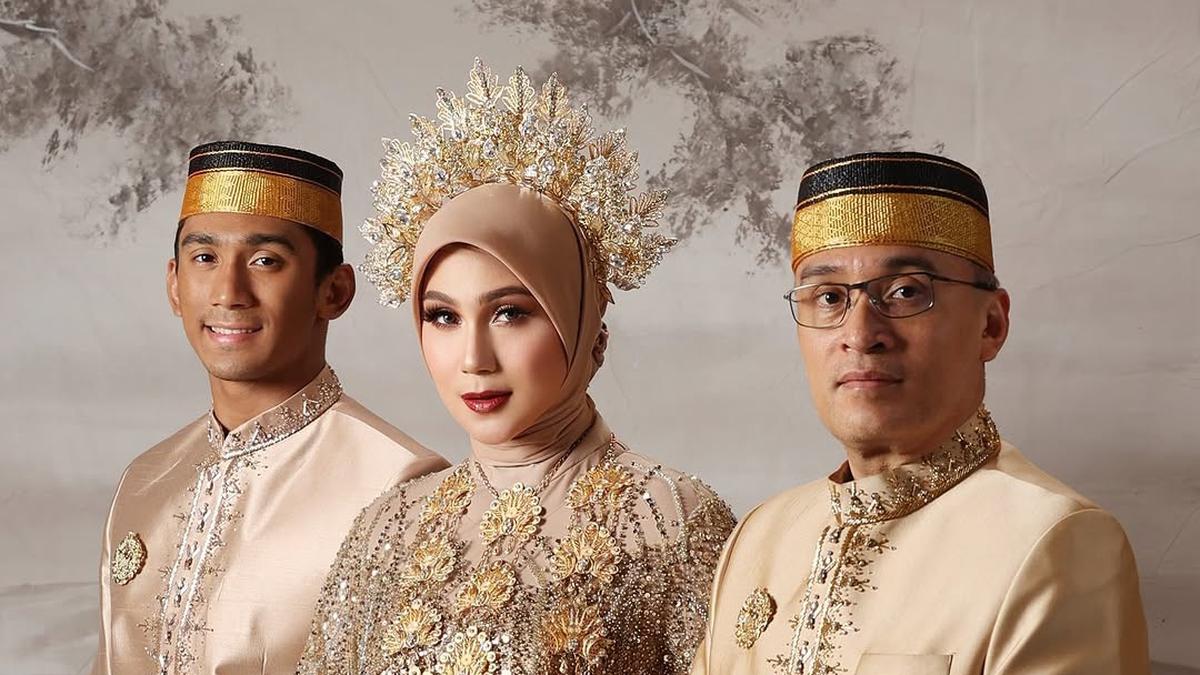 Tampilan Keluarga Marini Zumarnis yang Megah Berbalut Baju Adat Bugis, Pesona Daffa Wardhana Curi Atensi