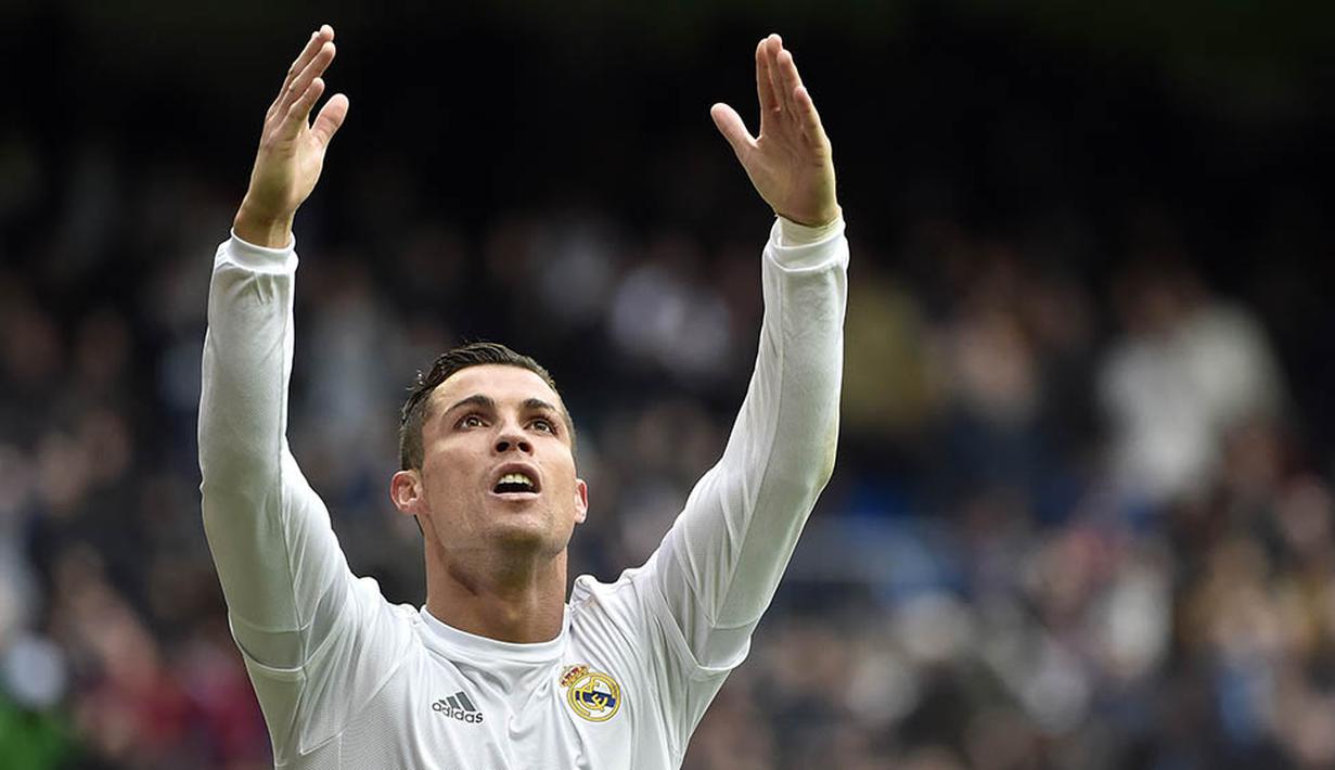 9. Bintang Real Madrid, Cristiano Ronaldo, merayakan gol yang dicetaknya ke gawang Celta Vigo pada laga La Liga Spanyol di Stadion Santiago Bernabeu, Sabtu (5/3/2016). Real Madrid berhasil menang 7-1 atas Celta Vigo. (AFP/Gerard Julien) 