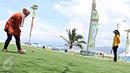 Atlet dan wisatawan bermain olahraga gateball di Pantai Talise, Palu, Sulteng, Selasa (8/3). Event olahraga itu diadakan untuk memeriahkan acara melihat Gerhana Matahari Total bersama yang akan diadakan Rabu (9/3) besok. (Liputan6.com/Immanuel Antonius)